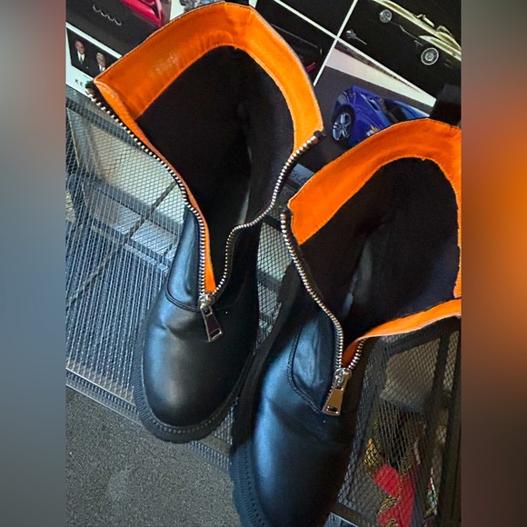 UNISEX FRENCH Connection! - Picture 2 of 3